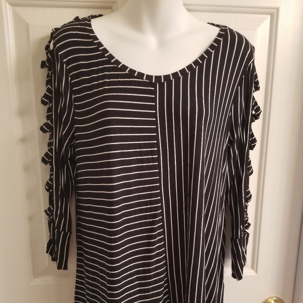 Jennifer Lopez B&W top with sexy arms - size L